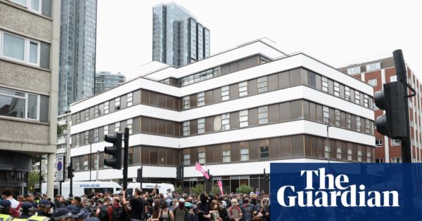 Pro- and anti-migrants protests face London Hotel Housing Asylum Seekers | Protest